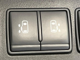 【両側パワースライドドア】スマートキーや運転席のスイッチで後席両側スライドドアの開閉が可能♪電動だから力を入れてドアを開ける必要が無く、小さなお子様でも簡単に開け閉めでき快適です♪