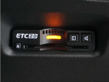 ◆ETC2.0装着◆進化したドライブ体験。料金収受システムだけだったETCが生まれ変わって、高速道路を賢く使うETC2.0に進化しました。多彩な情報サービスが便利で快適なドライブ体験を提供します。