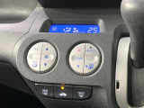 【オートエアコン】一度お好みの温度に設定すれば、車内の温度を検知し風量や温度を自動で調整。暑い&hellip;寒い&hellip;と何度もスイッチ操作をする必要はありません。快適な車内空間には必須の機能ですね♪