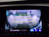 バックカメラの画像です。ガイドラインがスムースな車庫入れをサポートいたします。車庫入れの安心感がアップしますね。