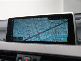 【純正ナビゲーション】BMWのナビゲーションは操作性も良く、詳細な地図情報と交通状況を見やすく表示し、快適なドライビングをサポートしながら目的地までナビゲートします。