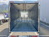 門口周りはステンレス製です。
