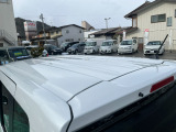 目立つキズ凹み等はありませんが、中古車という商品の特性ルーフには子キズや塗装しみがあります