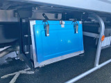 運転席側にステンレス製の工具箱が付いています。