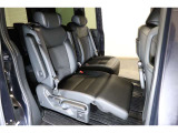 ◆リアシートもゆったり快適に座っていただけますので、後部座席にお乗りの大切な方も楽しくドライブに参加していただけます。☆オットマン☆足を乗せてリラックスでき、とても便利な装備です