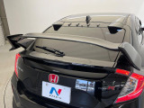 【大型リヤスポイラー】スポーツカーらしさがグッと引き立つ大型リヤスポイラーを装着♪高速走行時のスタビリティ(走行安定性)向上に役立ちます。