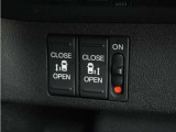◆両側電動スライドドア◆狭い駐車場でも乗り降りが楽々♪お子様が隣の車にドアを当ててしまう心配もございません!小さなお子様連れの方もこれで安心。