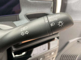 オートライトとは、自動車に装着された自動点灯式ライトのことです。周囲が暗くなるとライトが自動で点灯し、明るくなると自動で消灯する機能を持っています。