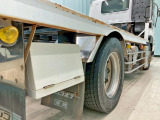 ボディー運転席側後方に工具箱が付いています。