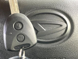 【キーレス】少し離れた場所からでもボタン一つでドアの開錠・施錠ができるのでとっても便利!ドアの鍵穴周りに傷をつけることもありません♪