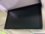 【フリップダウンモニター】大画面モニターで後席でもエンタメをお楽しみいただけます。小さなお子様にも大人気の装備です♪