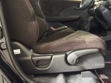 一番使用頻度の高い運転席シートもへたり等使用感も少なく、綺麗な室内です。目立つ汚れ等もございません。