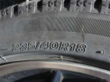タイヤサイズは、235/40R18です。