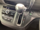 インパネシフトを採用しているので、前席の足元も広々としています。運転席と助手席の行き来もスムーズです!