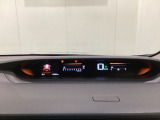 デジタル表示のスピードメーターとタコメーターを大きく配した見やすいメーター部になっています。左側のインフォメーション画面でオドメーターや燃費などの情報を確認できます。