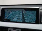 【純正ナビゲーション】BMWのナビゲーションは操作性も良く、詳細な地図情報と交通状況を見やすく表示し、快適なドライビングをサポートしながら目的地までナビゲートします。