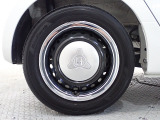 ホイールは車のデザインにマッチした専用タイプです。