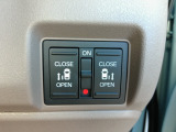 狭い駐車場や壁際でもドアをぶつける心配が少なく開けられる両側スライドドアです。両側共に電動で、開閉操作も楽々です!