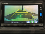 リバースギアに入れるだけで後方の表示へ切り替わります。夜間や雨の日の駐車も楽になりますよ。