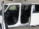狭い駐車場やショッピングセンターで隣のお車にドアをぶつけてしまいそうになった経験がありませんか??スライドドアなら隣を心配することなく、快適に乗り降りできますよ♪