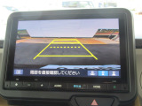 【リアカメラ】リバースに入れるだけで後方の映像が映ります。安全確認や、狭い駐車場での車庫入れ、雨の日や夜間など視界の悪い時に便利です。安全にバックする為には欠かせない装備です。