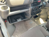車検証入れなど、いろいろな物が収納できます。