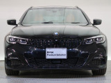 【キドニーグリル】BMWの代名詞。一目見ただけでBMWであると認識できる確固たるアイコンとして存在感を放ちます。