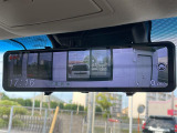 【 デジタルインナーミラー 】車両後方カメラの映像をミラーに映すことが出来ます! そのため、後席に人や荷物があって後方が見えづらい場合でもしっかり視界を確保することが出来ます!//