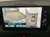 全周囲カメラは、上空から見下ろしたように路面を映し出します。