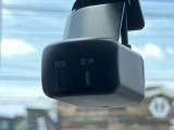 【ドライブレコーダー】走行中の映像を記録します。事故などのトラブル時に確認ができ、証拠映像としても役に立つだけでなく、危険運転などの抑止にも効果があります。