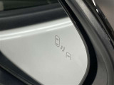 ブラインドスポットモニター(BSM)を装備しています。隣を走る車両が死角に入るとミラー内LEDインジケーターが点灯。さらに、ウィンカーを出すとインジケーターが光って点滅して注意を促してくれます。