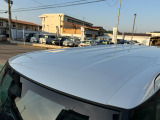 目立つキズ凹み等はありませんが、中古車という商品の特性ルーフには子キズや塗装しみがあります