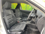 運転席シート廻りは使用感も少なく、良好な状態となっています。前オーナー様が丁寧に使っていたことがよくわかりますね。