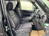 運転席まわりです。実際に座ってみて、乗り心地を体験してみてください。