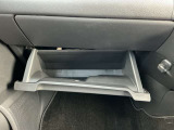 車検証はドアポケットに収納できるのでグローブボックスには小物類が入れることができて便利です。