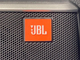【JBLサウンドシステム】メーカーオプションの高品位サウンドシステムを搭載。専用のチューニングが施された大小様々なスピーカーから良質なサウンドが奏でられ、臨場感あふれる音響空間を演出します。