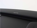 【harman/kardon】5つのスピーカーを内蔵したサウンドバーにより、ドライバーを包み込む音場を実現しました。また、洗練されたミニマルデザインは、キャビンをスタイリッシュに彩ります。