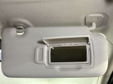 【運転席サンバイザー】鏡が付いているのでメイク直しなどにも便利★