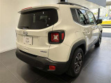 後方から見ると特徴のあるテールランプシンプルにjeepエンブレムが付いてきます。