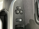 狭い駐車場で便利な電動格納ドアミラーが付いています。