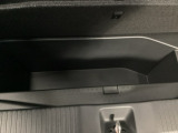 ラゲッジルームの床下に収納スペースをさらにひとつ追加。 より多くの荷物を積載可能です。