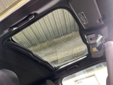 【ガラスルーフ】ガラスルーフ搭載で車内の解放感が一気にアップ!開放的なドライブをお楽しみいただけます。
