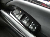リバース連動ドアミラー機能 車両後退時に、ドアミラーを自動的に下向きにすることができます。後退を終えると、ドアミラーはもとの角度にもどります。