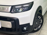 【LEDヘッドライト】悪天候や夜間走行時も良好な視界を確保し安心して運転できる高輝度LEDヘッドライトを装備!点灯速度が早く、消費電力も抑えられています。
