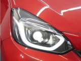 【LEDヘッドライト+デイタイムランニングランプ】主流のLEDヘッドライトに、日中でも他者からの視認性を良くするデイタイムランニングランプ装備!スタイリッシュでかっこよく仕上がっています。