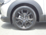 ブラック塗装が施された18インチ純正アルミホイールを装備。タイヤサイズは215/55R18となります。