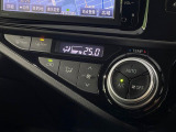 【オートエアコン】一度お好みの温度に設定すれば、車内の温度を検知し風量や温度を自動で調整。暑い&hellip;寒い&hellip;と何度もスイッチ操作をする必要はありません。快適な車内空間には必須の機能ですね♪
