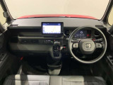 使いやすいレイアウトのダッシュボード周辺です。オートエアコンや小物入れなど嬉しい装備が満載です。