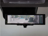 デジタルインナーミラー装備です!後席の同乗者や荷物で視界が狭くなる時や、雨天時、夜間、夕暮れ時でもクリアで広い後方視界を確保し、走行時の安全運転をサポートします。