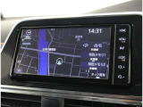 純正ナビを装備。タッチパネル式で使いやすく、お出かけもラクラクです。